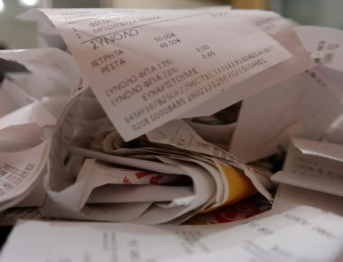 Η λοταρία των αποδείξεων «μένει ακόμη στα χαρτιά»- Το Υπ. Οικονομικών δεν έχει πάρει τα στοιχεία από τις τράπεζες